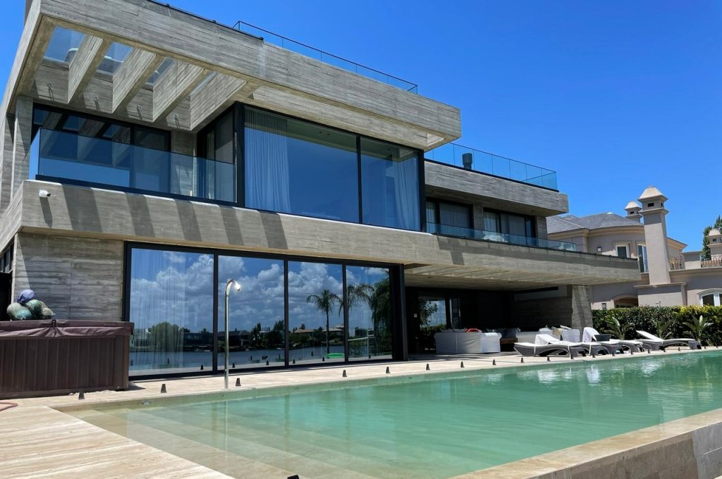 Puertas y Ventanas de PVC aberturas con perfiles REHAU